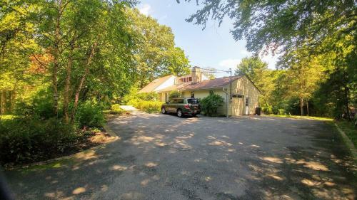5-br Skylit Contemporary Home On 3 Forested Acres