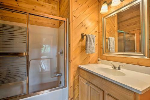 Exquisite Cabin With Deck And Fire Pit, 10 Mi To Lake