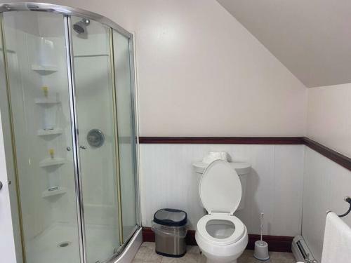 Apartment W Jacuzzi Tub . Across Madam Brett Park
