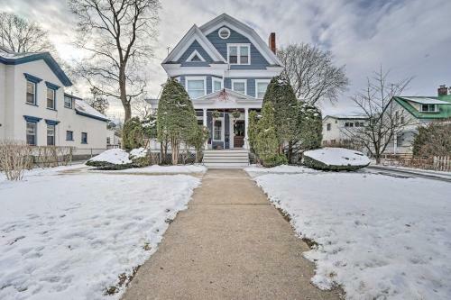 Apartamento Victorian Apt With Balcony Near Lake George!