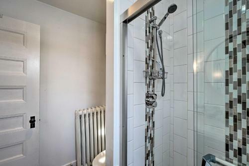 Apartamento Victorian Apt With Balcony Near Lake George!