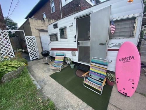 60s Surf Camper With Nyc Skyline View In Rockaway Beach