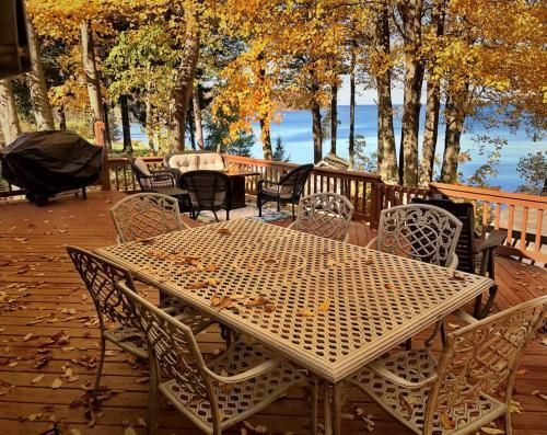 Maple Cottage On Secret Cove In Parkland