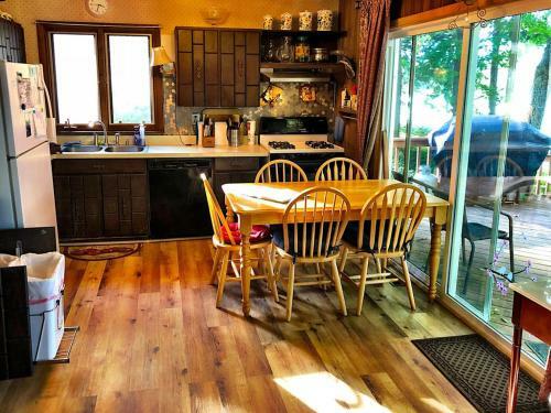 Maple Cottage On Secret Cove In Parkland