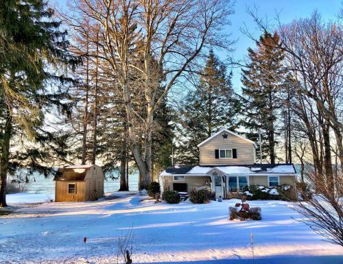 Pine Cottage On Secret Cove In Parkland