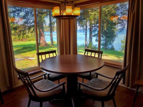 Pine Cottage On Secret Cove In Parkland