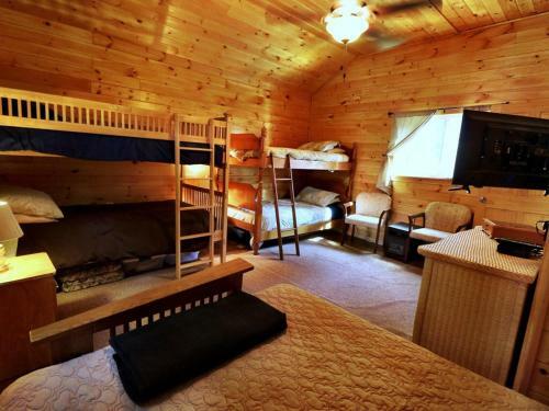 Pine Cottage On Secret Cove In Parkland