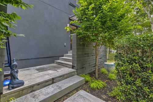 Unique Southampton Getaway With Rooftop Deck!