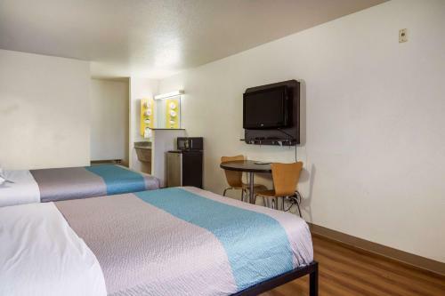 Motel 6 Portland Mall - 205