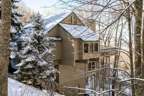 Mountain Air Family Home With Deck And Game Room!