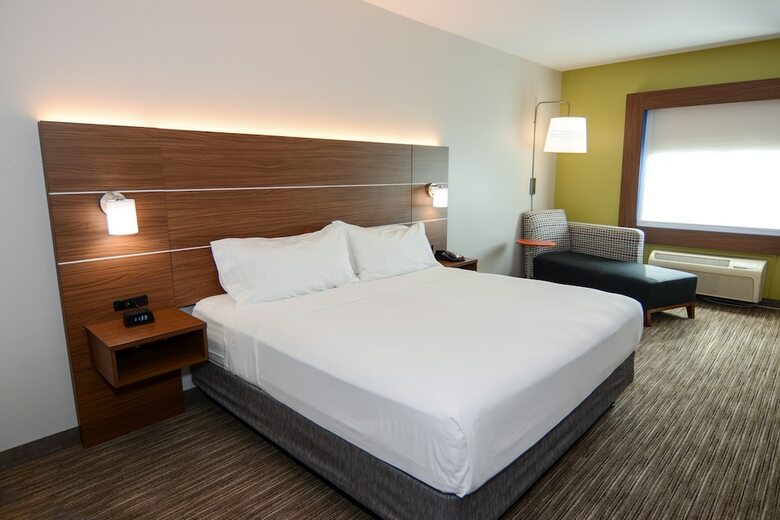 Holiday Inn Express Hotel & Suites New Boston