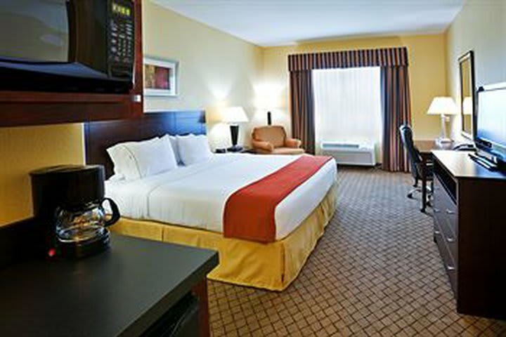 Holiday Inn Express Hotel & Suites New Boston