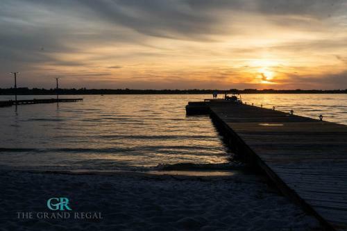 Hotel Goldston's Beach At The Grand Regal