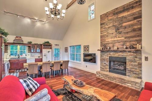 Beautiful Hendersonville Cabin With Mtn Views!