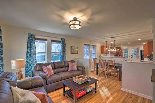 Cozy Hendersonville Home With Deck And Fire Pit!