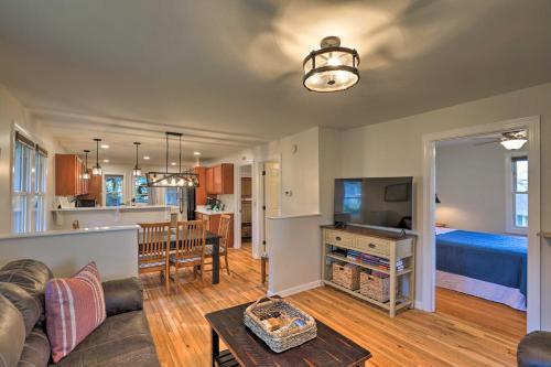 Cozy Hendersonville Home With Deck And Fire Pit!