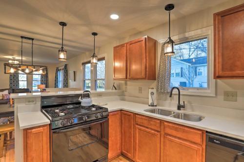 Cozy Hendersonville Home With Deck And Fire Pit!