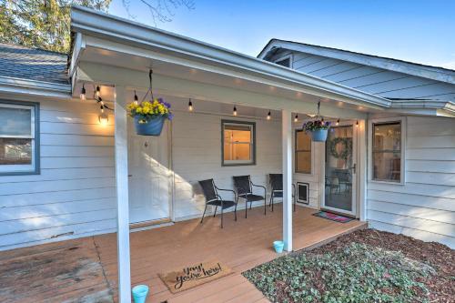Cozy Hendersonville Home With Deck And Fire Pit!