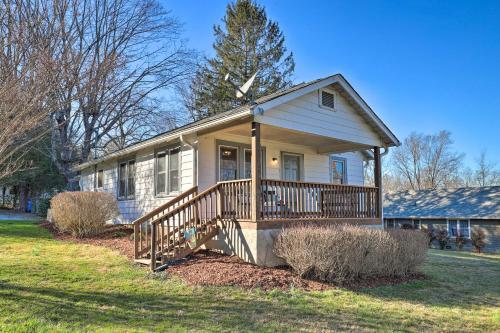 Cozy Hendersonville Home With Deck And Fire Pit!