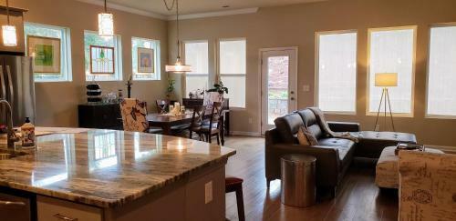 Spacious Contemporary Cottage Home (Queen Bdrm)