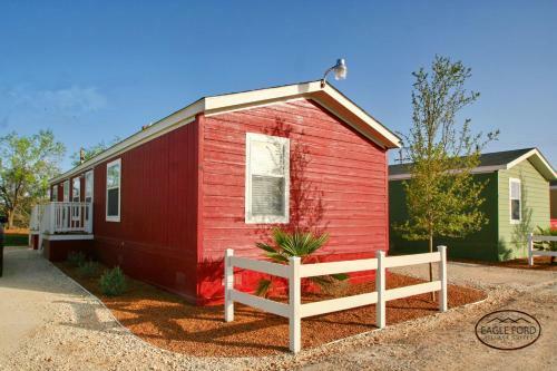 Hostal Eagle Ford Village Suites