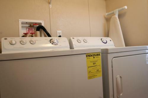 Hostal Eagle Ford Village Suites