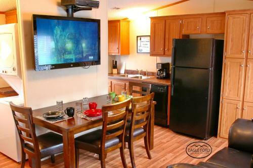 Hostal Eagle Ford Village Suites