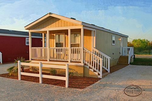 Hostal Eagle Ford Village Suites