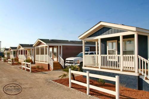 Hostal Eagle Ford Village Suites