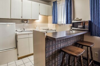 Econo Lodge Inn & Suites Logan