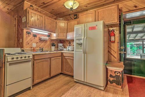 Chic Maggie Valley Cabin With Deck And Private Hot Tub