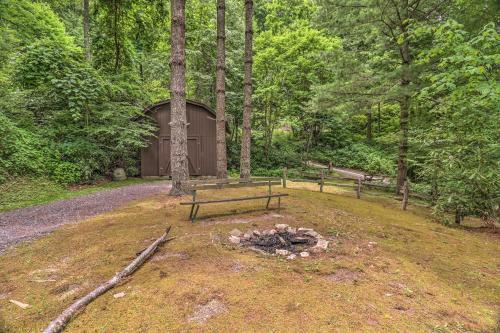 Chic Maggie Valley Cabin With Deck And Private Hot Tub