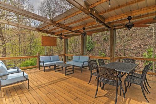 Serene Mountain Mist Retreat With Deck And Hot Tub!