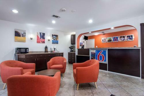 Motel 6 Marshall