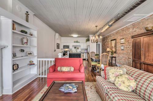 Bright Spencer Apartment - Newly Renovated!