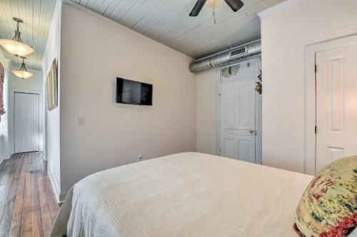 Bright Spencer Apartment - Newly Renovated!