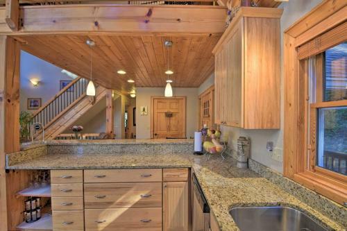 Spacious Lake Santeetlah Cottage With Lake Views!