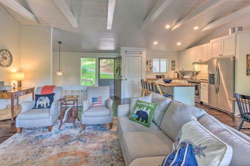 High-end Sapphire Retreat On Fairfield Lake!