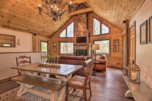 Make Your Mark Cozy Sapphire Cabin With Hot Tub!