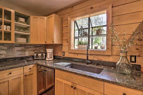 Make Your Mark Cozy Sapphire Cabin With Hot Tub!
