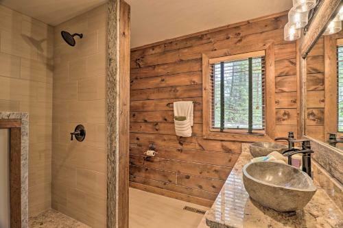 Make Your Mark Cozy Sapphire Cabin With Hot Tub!