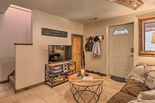 Make Your Mark Cozy Sapphire Cabin With Hot Tub!