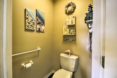 Cottage Garden Home With Screened Patio And Yard!
