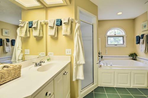 Cottage Garden Home With Screened Patio And Yard!