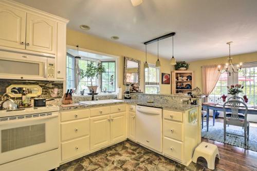 Cottage Garden Home With Screened Patio And Yard!