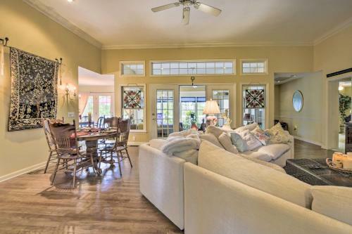 Cottage Garden Home With Screened Patio And Yard!