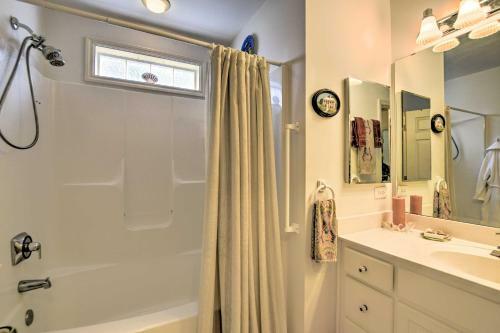Cottage Garden Home With Screened Patio And Yard!