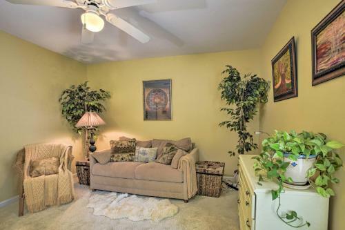 Cottage Garden Home With Screened Patio And Yard!
