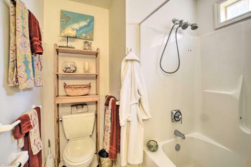 Cottage Garden Home With Screened Patio And Yard!