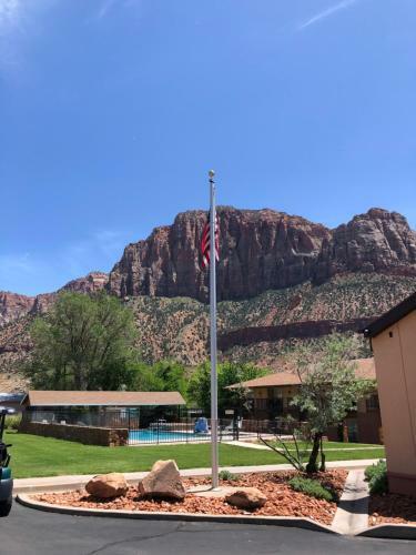 Hotel Bumbleberry Inn